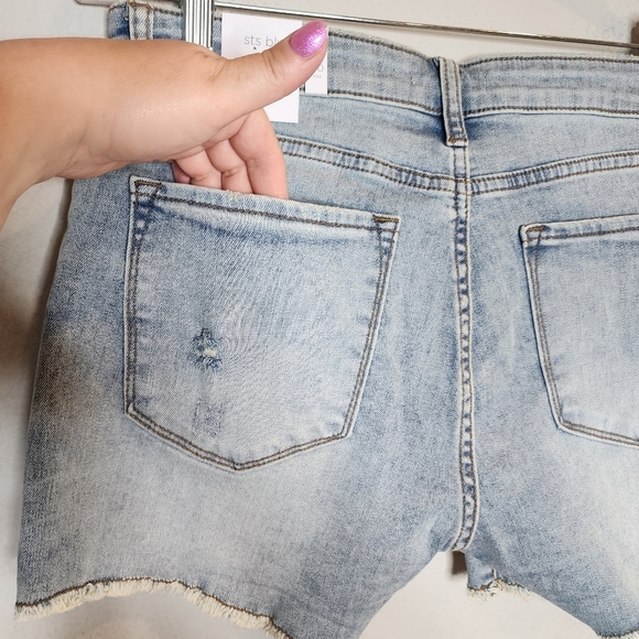 NWT STS Blue Aubrey lightwash distressed stretch denim shorts. Size 30 (10) - Picture 8 of 16